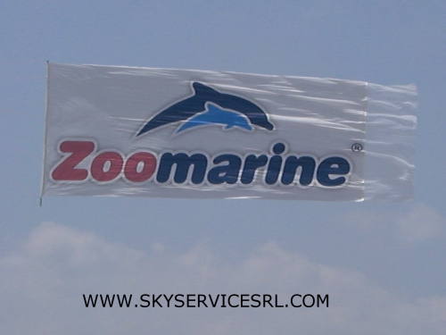 AEREO CON STRISCIONE