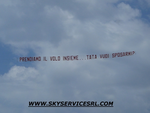 AEREO CON STRISCIONE