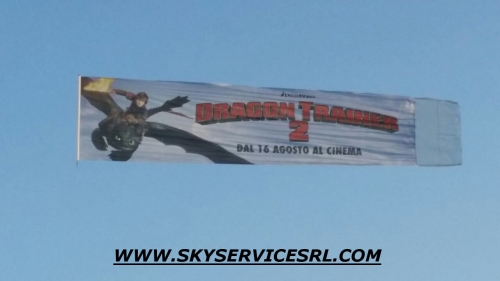 AEREO CON STRISCIONE
